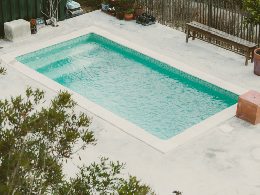 Μπάνια στην πισίνα με ασφάλεια