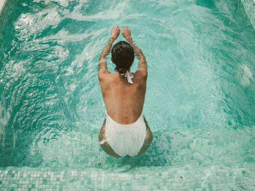 Μπάνια στην πισίνα με ασφάλεια