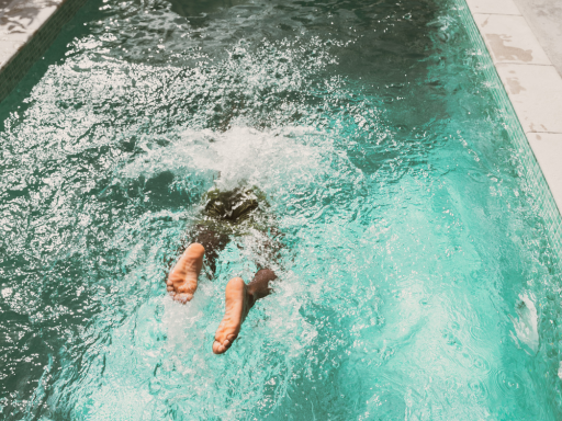 Μπάνια στην πισίνα με ασφάλεια